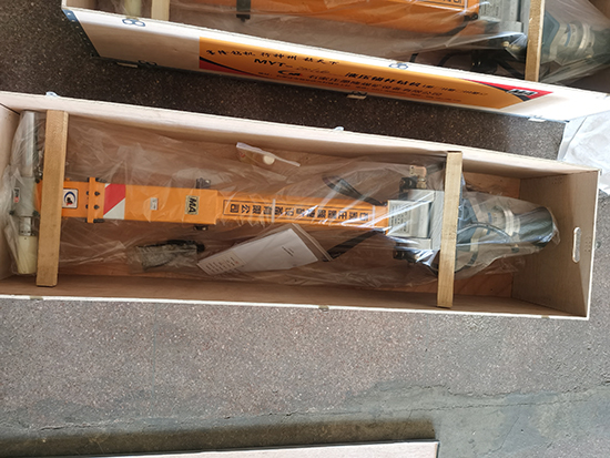 隧道工程用2臺液壓錨桿鉆機走起